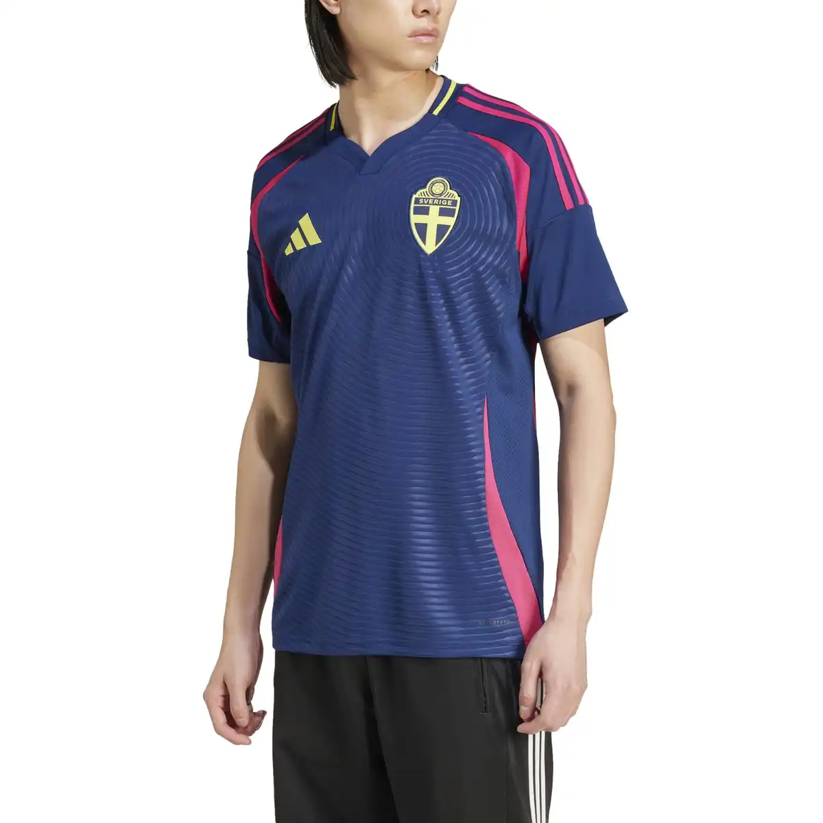IN1099_5_APPAREL_On_Model_Front_View_white.webp