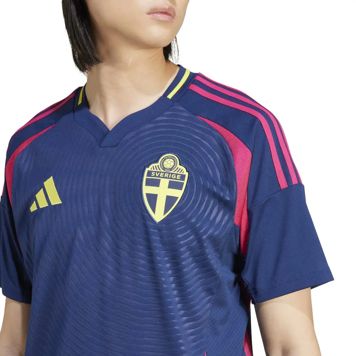 IN1099_8_APPAREL_On_Model_Detail_View_1_white.webp
