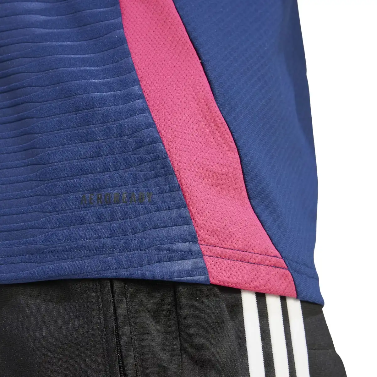 IN1099_9_APPAREL_On_Model_Detail_View_2_white.webp