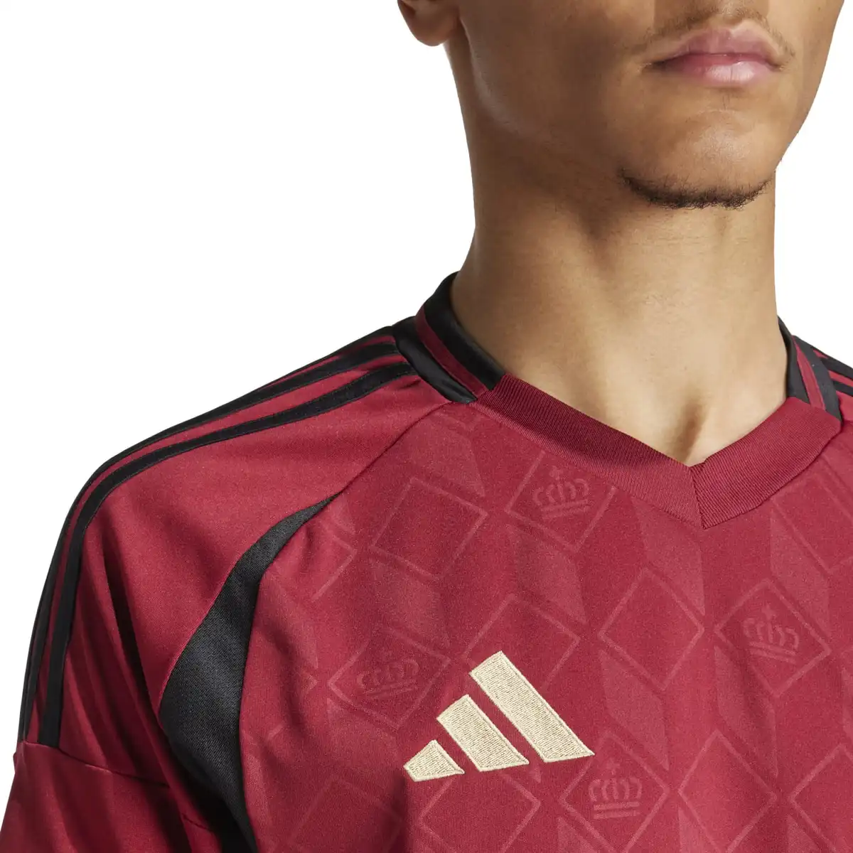 IQ0769_9_APPAREL_On_Model_Detail_View_2_white.webp