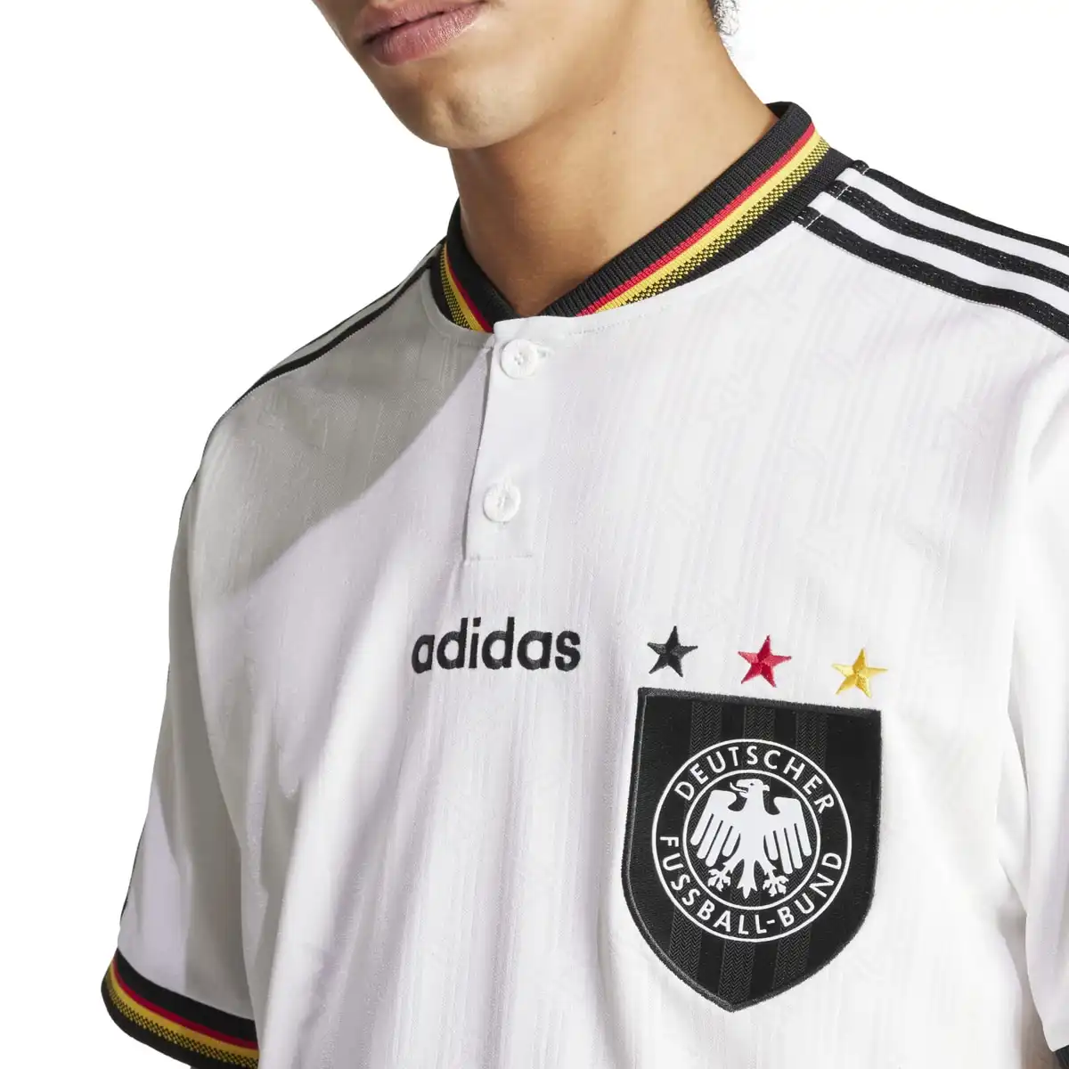 IT7749_5_APPAREL_On_Model_Detail_View_1_white.webp
