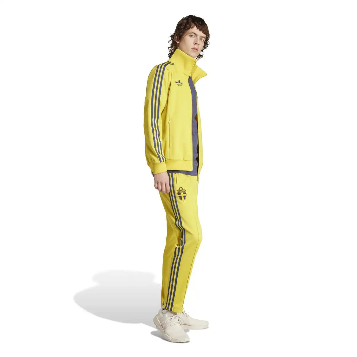 IT7800_5_APPAREL_On_Model_Walking_View_white.webp