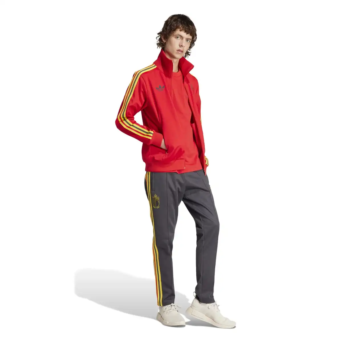 IT7801_6_APPAREL_On_Model_Walking_View_white.webp