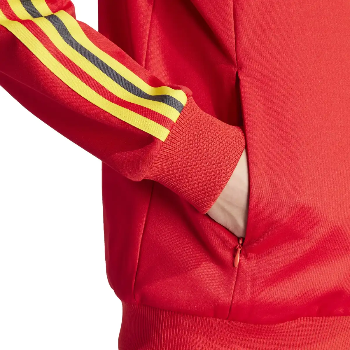 IT7801_8_APPAREL_On_Model_Detail_View_2_white.webp
