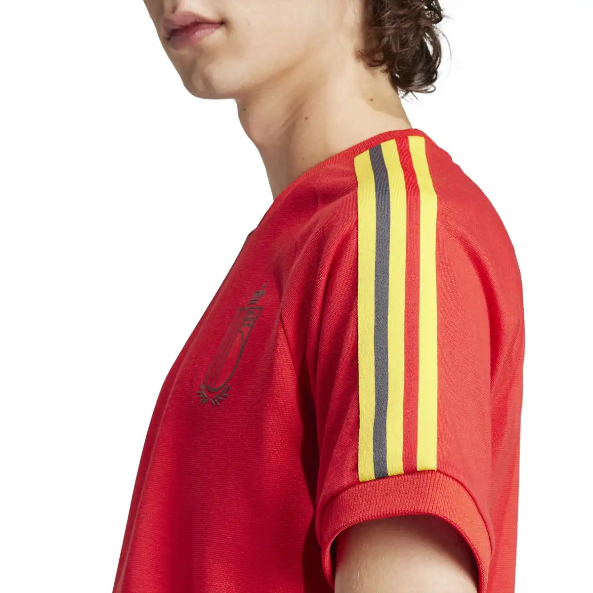 IT7802_8_APPAREL_On_Model_Detail_View_2_white.webp