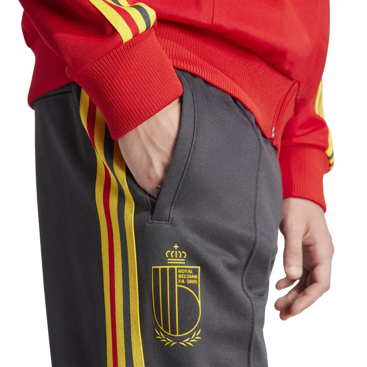 IT7803_6_APPAREL_On_Model_Detail_View_1_white.webp