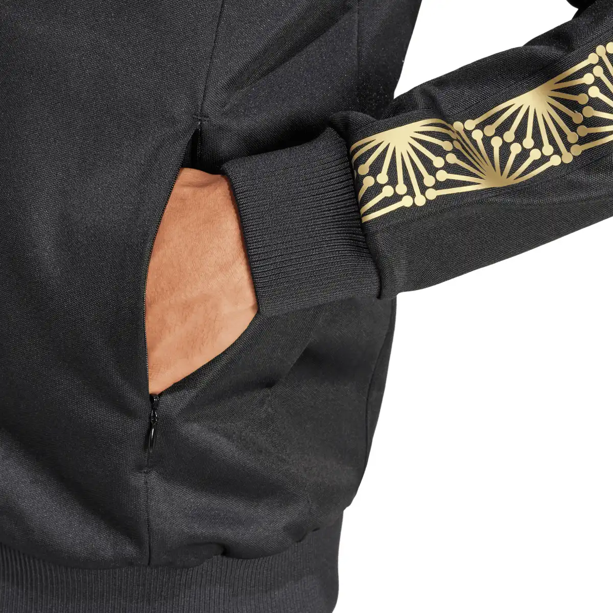 JE5335_7_APPAREL_On_Model_Detail_View_2_white.webp