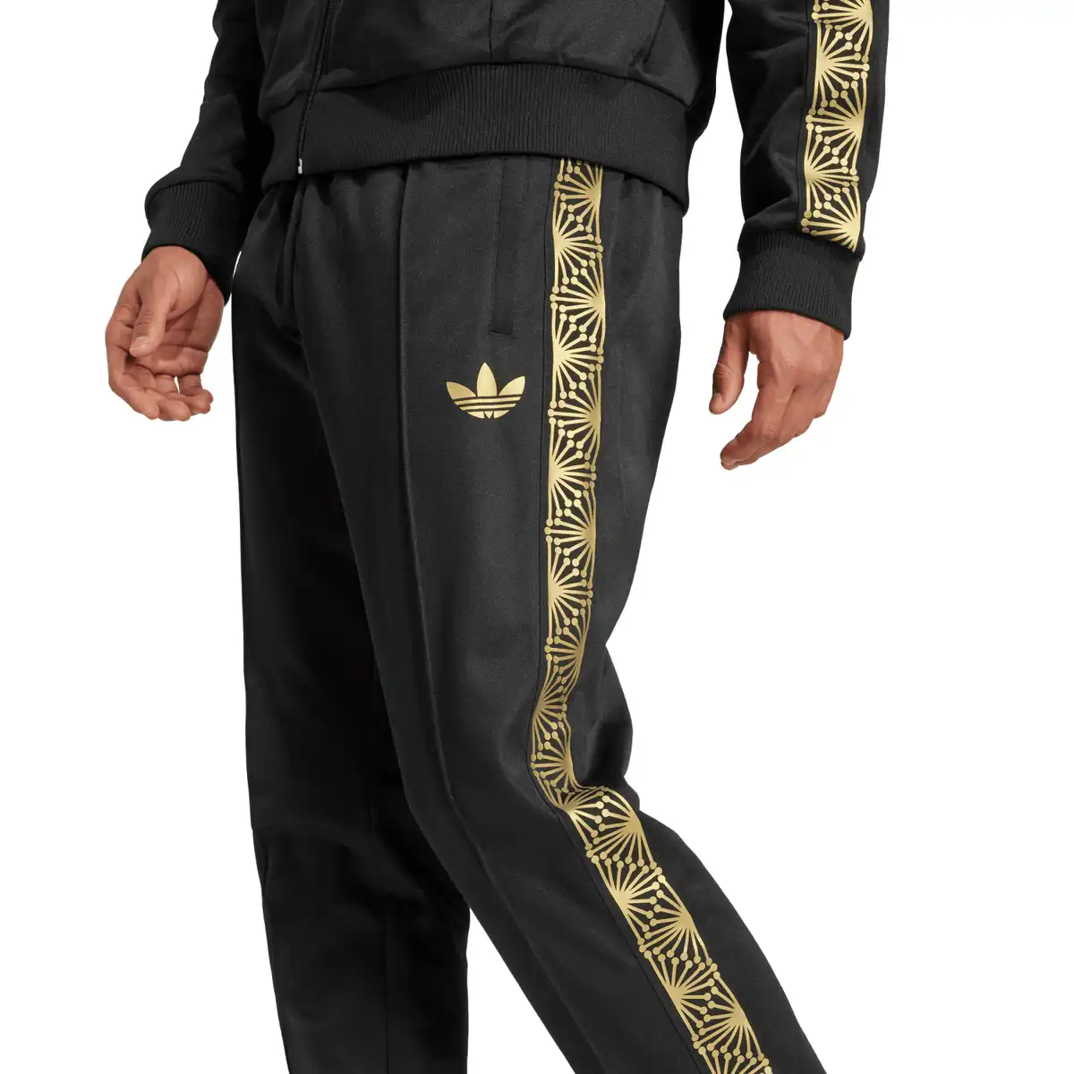 JE5337_7_APPAREL_On_Model_Detail_View_2_white.webp