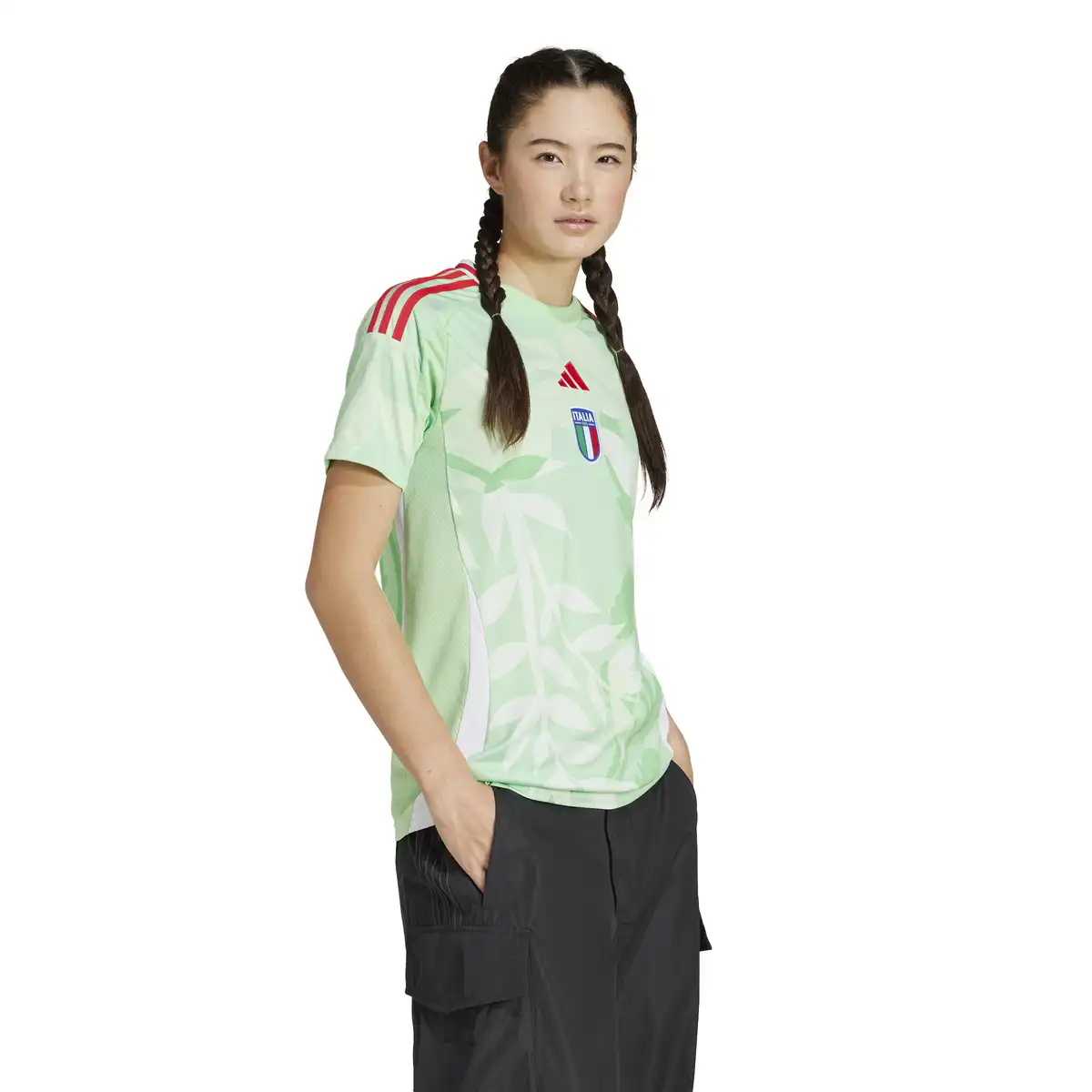 JF0600_6_APPAREL_On_Model_Walking_View_white.webp