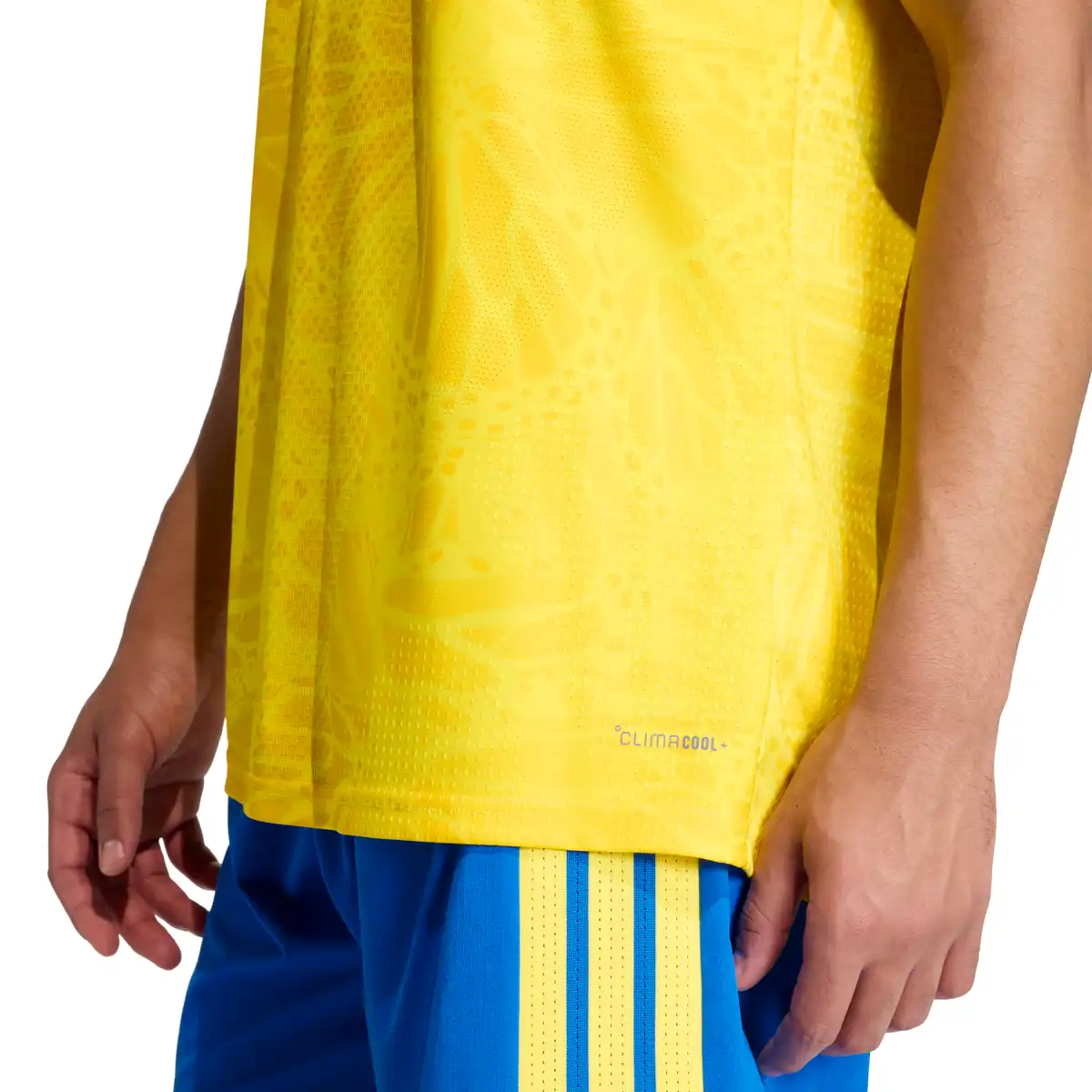 JL6971_7_APPAREL_On_Model_Detail_View_2_white.webp