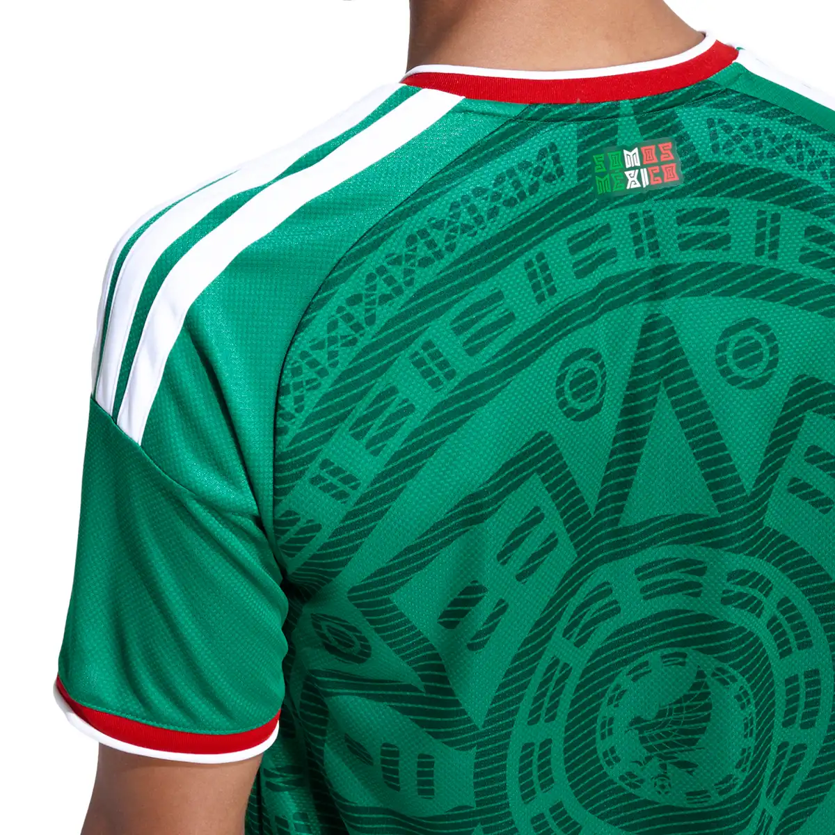 JL8537_7_APPAREL_On_Model_Detail_View_2_white.webp