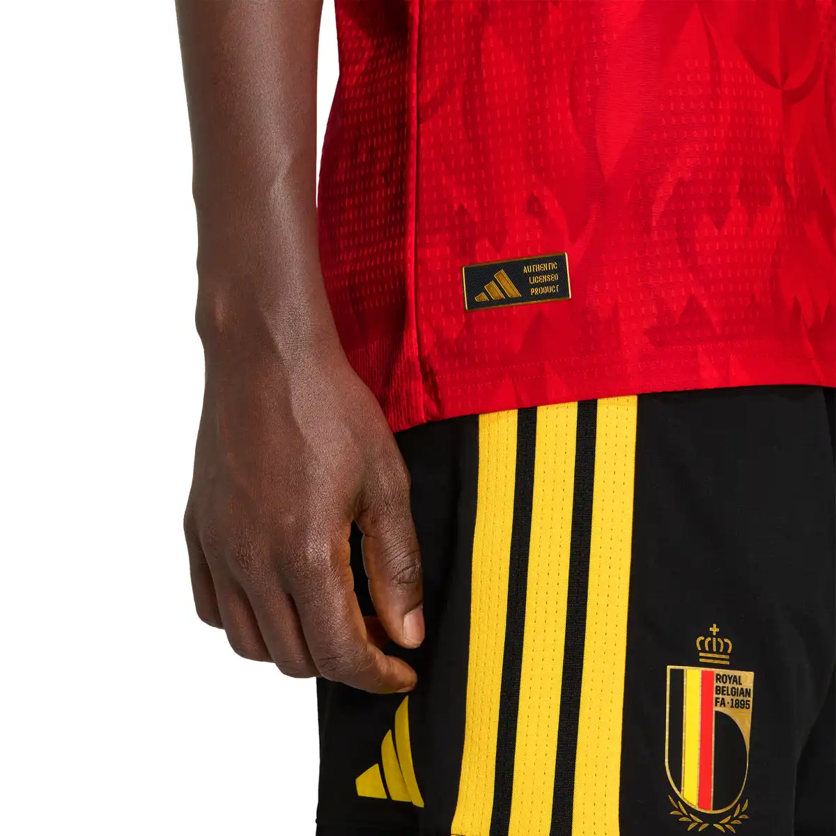JM8378_7_APPAREL_On_Model_Detail_View_2_white.webp