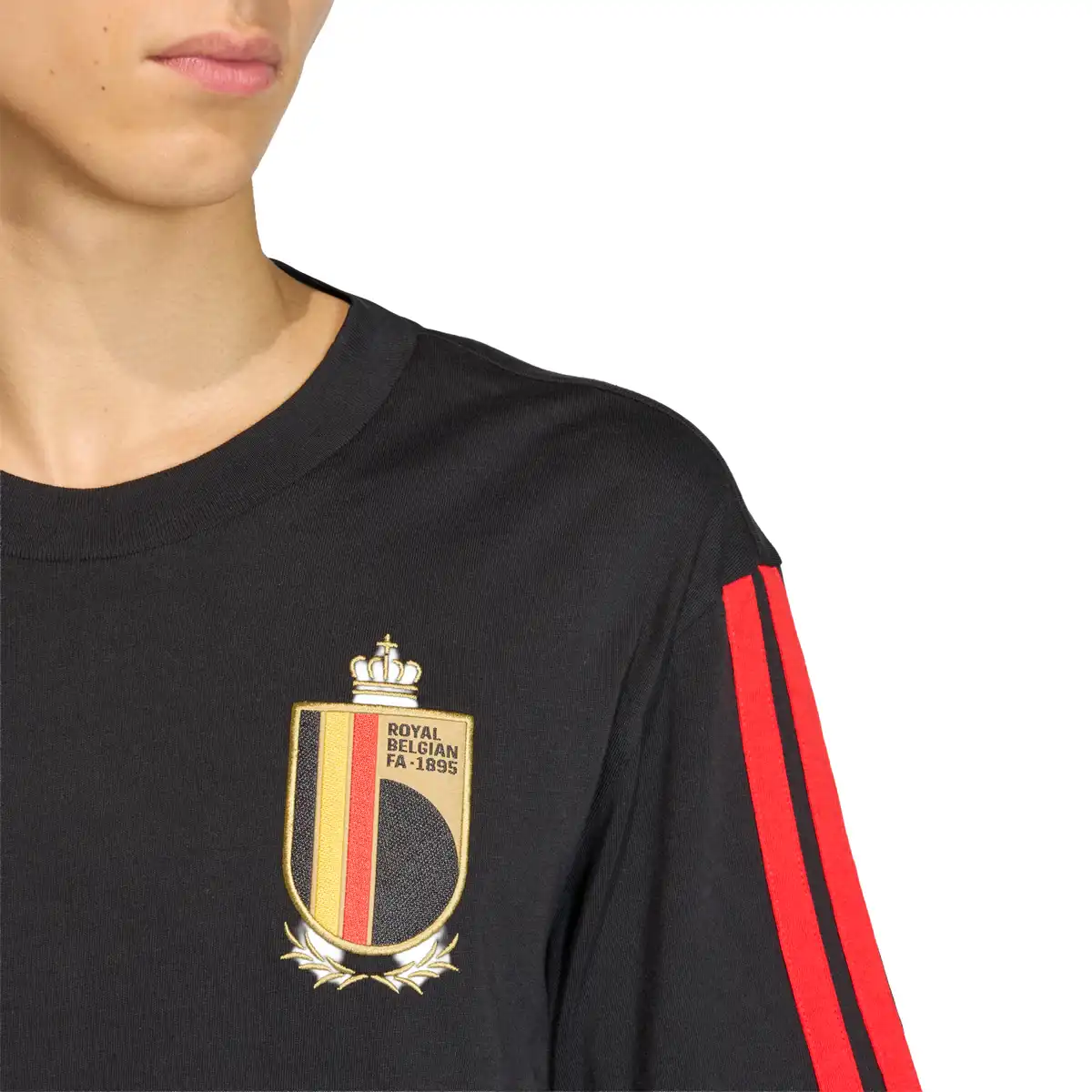 JZ2218_4_APPAREL_On_Model_Detail_View_1_white.webp