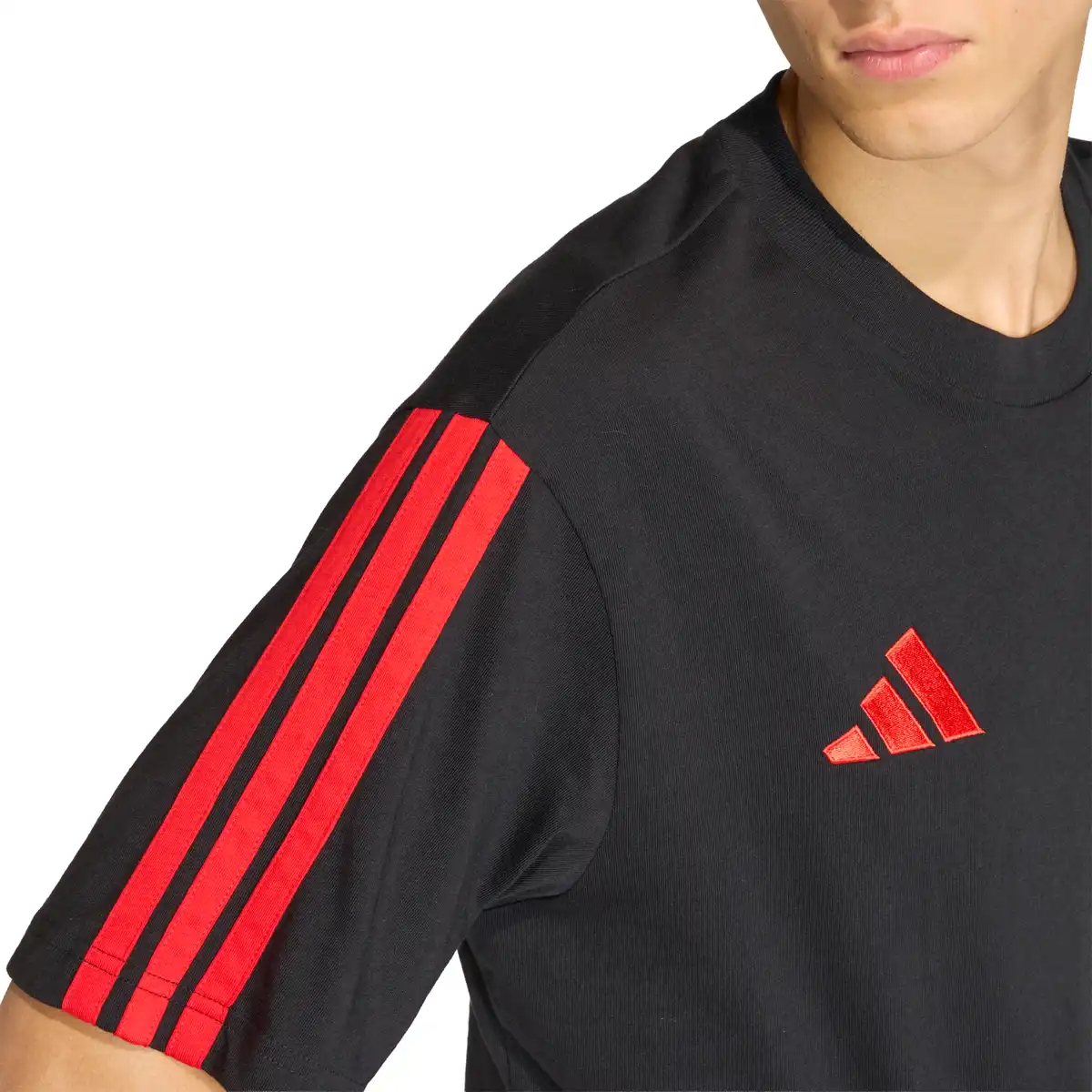 JZ2218_5_APPAREL_On_Model_Detail_View_2_white.webp
