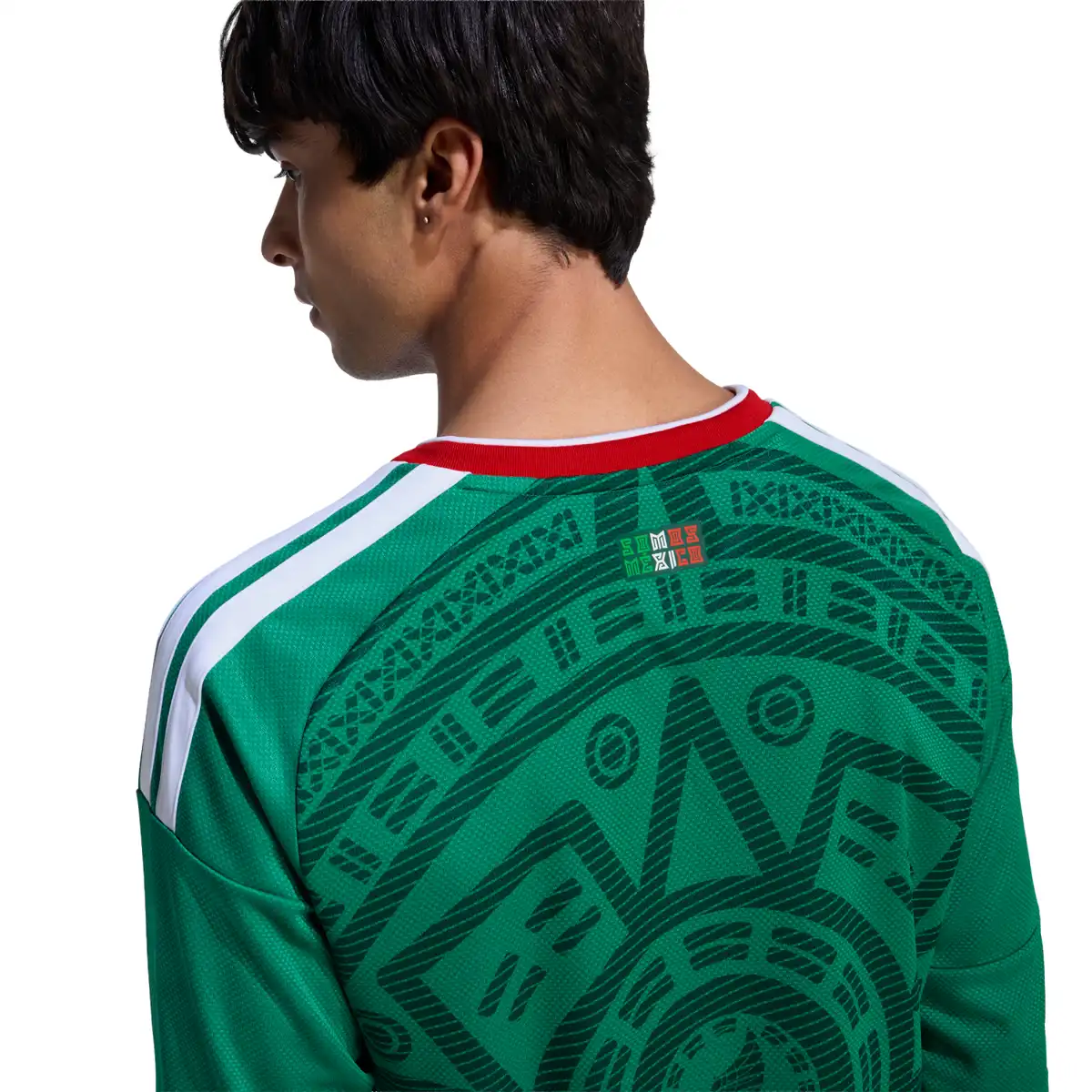 KA6058_7_APPAREL_On_Model_Detail_View_2_white.webp