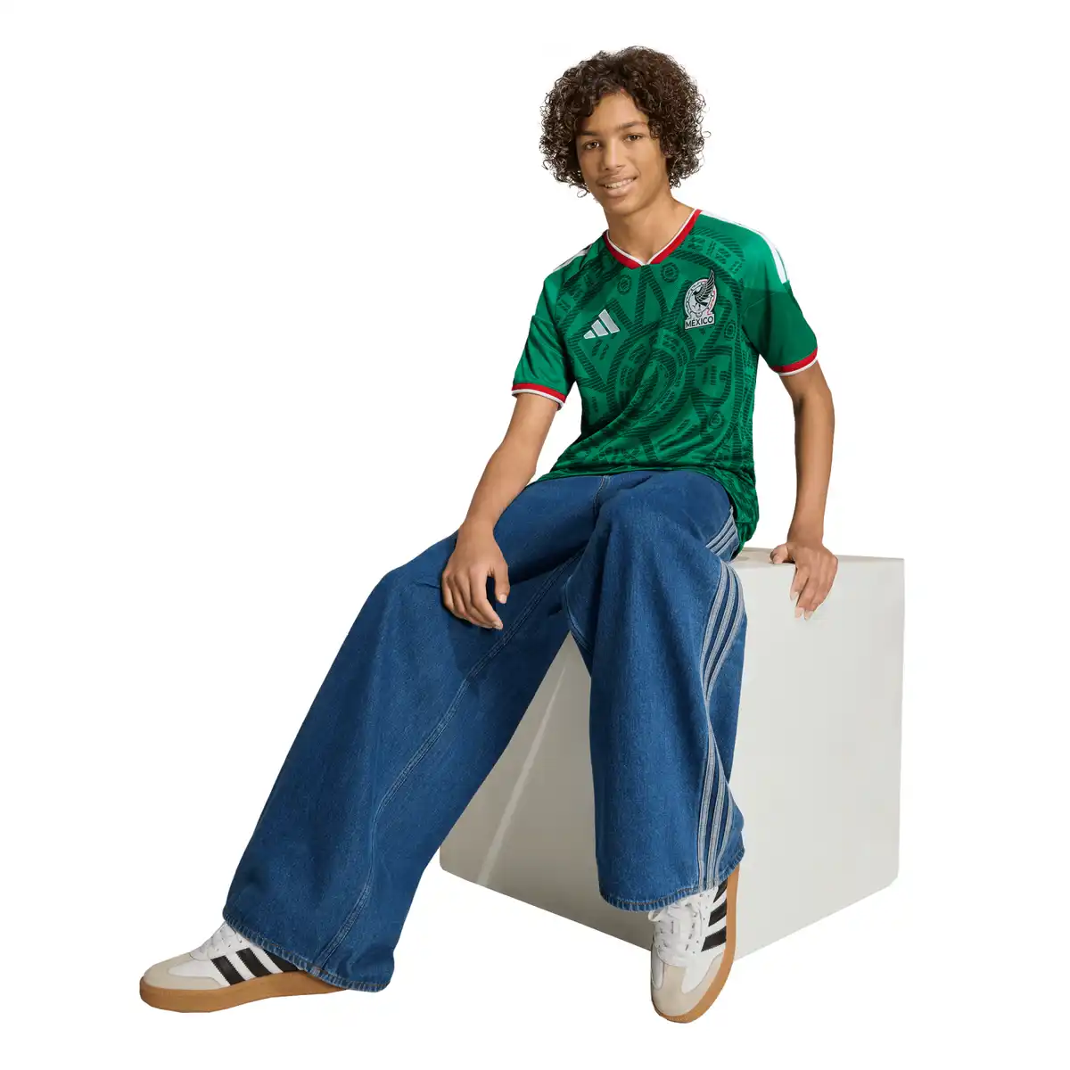 KA6062_5_APPAREL_On_Model_Walking_View_white.webp
