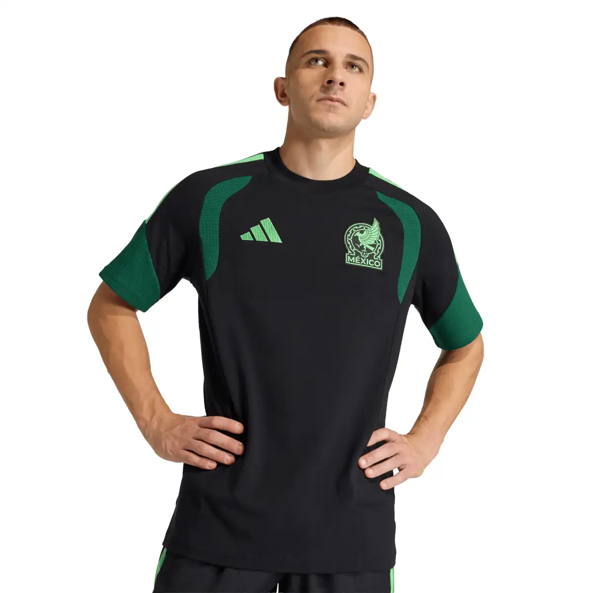 KB0917_6_APPAREL_On_Model_Detail_View_1_white.webp